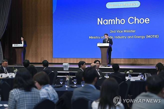 환영사 하는 최남호 2차관 (서울=연합뉴스) 최남호 산업통상자원부 2차관이 30일 서울 송파구 롯데호텔 월드에서 열린 제3회 청정수소 교역 이니셔티브 포럼에서 환영사하고 있다. 2024.5.30 [산업통상자원부 제공. 재판매 및 DB 금지] photo@yna.co.kr