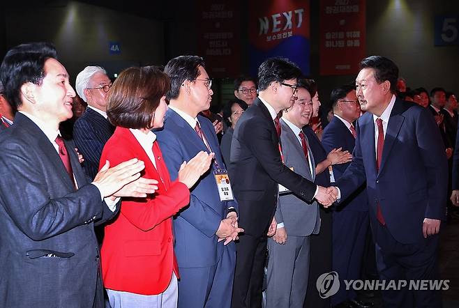 국민의힘 전당대회, 당대표 후보들과 인사하는 윤석열 대통령 (고양=연합뉴스) 홍해인 기자 = 윤석열 대통령이 23일 오후 경기도 고양시 킨텍스에서 열린 국민의힘 제4차 전당대회에 입장하며 한동훈, 윤상현, 나경원, 원희룡 당대표 후보와 차례로 인사하고 있다. 2024.7.23 [대통령실통신사진기자단] hihong@yna.co.kr