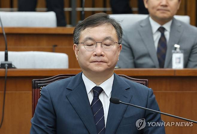 잠시 눈감은 박영재 대법관 후보자 (서울=연합뉴스) 김주형 기자 = 박영재 대법관 후보자가 24일 오전 국회에서 열린 국회인사청문특별위원회 인사청문회에서 위원 질의를 경청하며 잠시 눈감고 있다. 2024.7.24 kjhpress@yna.co.kr
