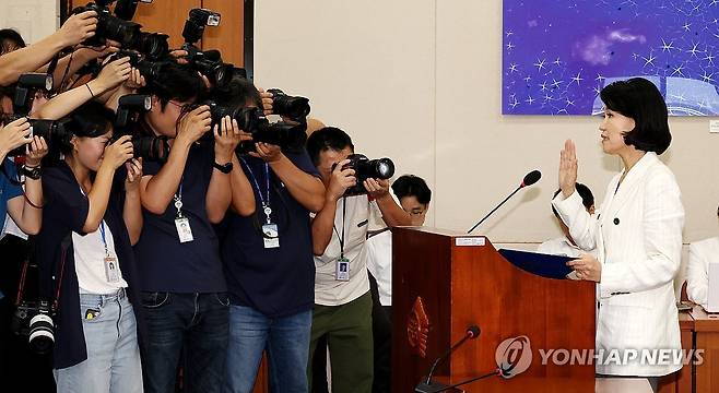 선서하는 이진숙 방송통신위원장 후보자 (서울=연합뉴스) 김주형 기자 = 이진숙 방송통신위원장 후보자가 24일 서울 여의도 국회 과학기술정보방송통신위원회에서 열린 인사청문회에서 선서하고 있다. 2024.7.24 kjhpress@yna.co.kr