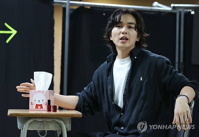 '엔젤스 인 아메리카' 출연하는 유승호 (서울=연합뉴스) 이재희 기자 = 배우 유승호가 24일 오후 서울 강북구 성신여대 운정그린캠퍼스에서 연극 '엔젤스 인 아메리카' 공연의 일부를 시연하고 있다. 2024.7.24 scape@yna.co.kr