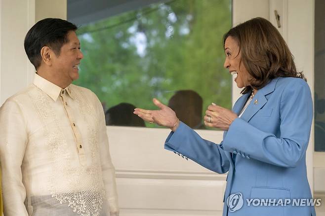 마르코스 필리핀 대통령(좌)과 해리스 미국 부통령 [EPA 연합뉴스 자료사진. 재판매 및 DB 금지]