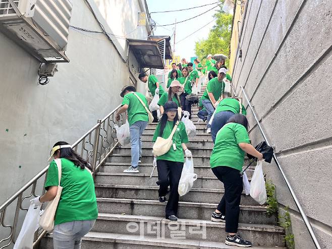 현대캐피탈 임직원들이 플로깅 프로그램인 ‘그린스텝스’에 참여하고 있다.(사진=현대캐피탈)