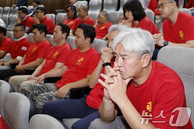 해병대 예비역 연대 회원들이 25일 오후 서울 여의도 국회에서 열린 제416회국회(임시회) 제1차 본회의에서 채해병 특검법 재표결(순직 해병 수사 방해 및 사건 은폐 등의 진상규명을 위한 특별검사의 임명 등에 관한 법률안 재의의 건)을 지켜보기 위해 방청석에 자리하고 있다. 2024.7.25/뉴스1 ⓒ News1 안은나 기자