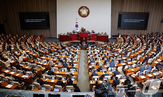 25일 오후 서울 여의도 국회에서 열린 제416회국회(임시회) 제1차 본회의에서 채해병 특검법 재표결(순직 해병 수사 방해 및 사건 은폐 등의 진상규명을 위한 특별검사의 임명 등에 관한 법률안 재의의 건) 결과 재석 의원 299명 중 찬성 194명, 반대 104명, 무효 1명으로 부결되고 있다. 2024.7.25/뉴스1 ⓒ News1 안은나 기자