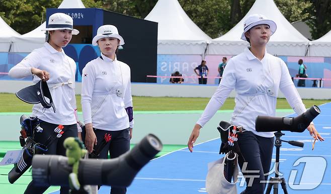 2024 파리올림픽 대한민국 양궁대표팀 임시현(오른쪽부터)과 전훈영, 남수현이 25일(한국시간) 프랑스 파리 레쟁발리드에서 열린 여자 개인 랭킹 라운드에서 3명의 점수를 합산해 매기는 랭킹라운드에 2046점을 세우며 올림픽 신기록 달성, 나란히 이동하고 있다. 2024.7.25/뉴스1 ⓒ News1 이동해 기자