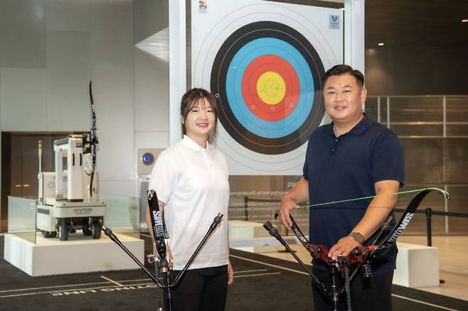 현대차그룹 양궁 체험행사에 참여한 전 양궁 금메달리스트 오진혁 선수(사진 오른쪽), 강채영 선수[사진제공:현대차그룹]