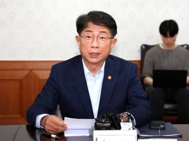 주택 정책의 실무 책임자인 박상우 국토교통부 장관은 지금의 집값 상승은 주택담보대출 금리 하락에 따른 금융 장세이며 공급이 부족한 상황은 아니라고 말했다. 사진은 지난 7월 18일 부동산 관계장관 회의에서 발언하는 모습./뉴시스