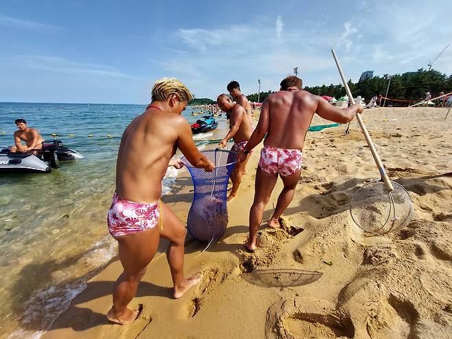 지난 24일 수상 안전 요원들이 강원 속초해수욕장 일대에서 해파리 포획 작업을 하고 있다. /연합뉴스