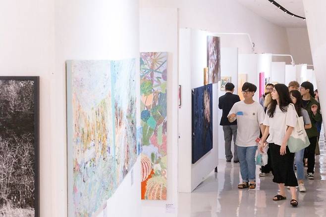 아시아프는 '신진 작가의 등용문'으로 불린다. 사진은 지난해 열린 2023 아시아프. /조선일보 DB