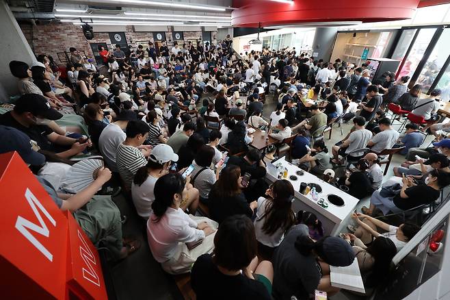 25일 오후 서울 강남구 위메프 본사가 '정산 지연 사태'로 환불을 요구하는 고객들로 붐비고 있다. /뉴스1