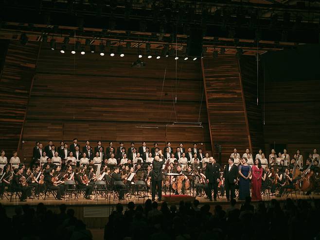 24일 평창대관령음악제 개막 공연에서 토마스 체헤트마이어가 지휘하는 케이비에스(KBS) 교향악단이 베토벤 교향곡 9번 ‘합창’을 연주했다. 강원문화재단 제공