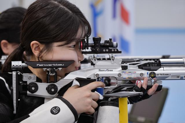 2024 파리 올림픽 사격 국가대표 반효진이 연습 사격을 하고 있다. 진천=하상윤 기자