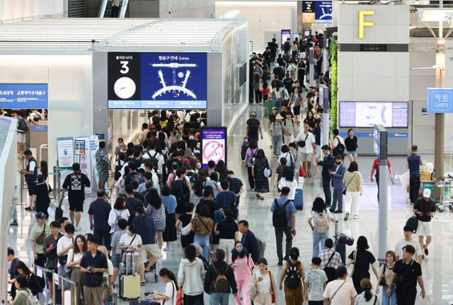 25일 오전 인천국제공항 제1여객터미널 출국장이 해외 여행객들로 붐비고 있다. 뉴시스