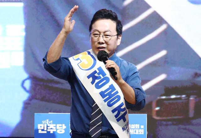 정봉주 더불어민주당 최고위원 후보가 21일 오전 강원 홍천군 홍천종합체육관에서 열린 제1회 전국당원대회 강원 지역 합동연설회에서 정견발표를 하고 있다. 홍천=뉴스1