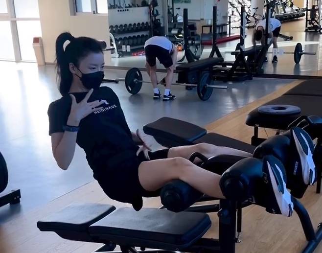 배우 윤세아(46)가 근력운동 하는 모습/사진=윤세아 인스타그램 캡처