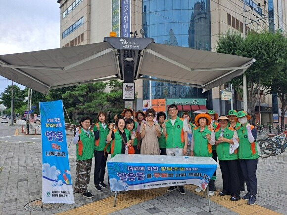 대구 북구 관음동 자율방재단 단원들이 생수나눔 봉사활동 후 기념촬영을 하고 있다. [사진=북구청]