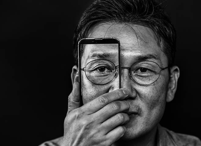 퓰리처상을 받은 김경훈 기자는 눈에 보이는 것을 넘어 보이지 않는 그 무엇을 보는 눈을 가졌다. 이는 마음을 읽고 보고 헤아리는 눈이다.