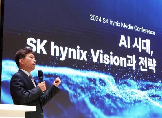 지난 5월 곽노정 SK하이닉스 대표이사 사장이 2일 경기도 이천시 SK하이닉스 본사에서 'AI시대, SK하이닉스 비전과 전략'을 주제로 기자간담회를 진행하고 있다. 사진 SK하이닉스