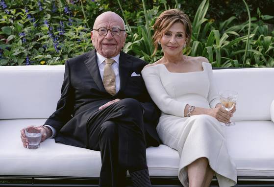 지난 6월 미국 캘리포니아주 로스앤젤레스에서 호주 출신 언론 재벌 루퍼트 머독(왼쪽)이 은퇴한 분자 생물학자 엘레나 주코바와 다섯 번째 결혼식을 올렸다. AP=연합뉴스
