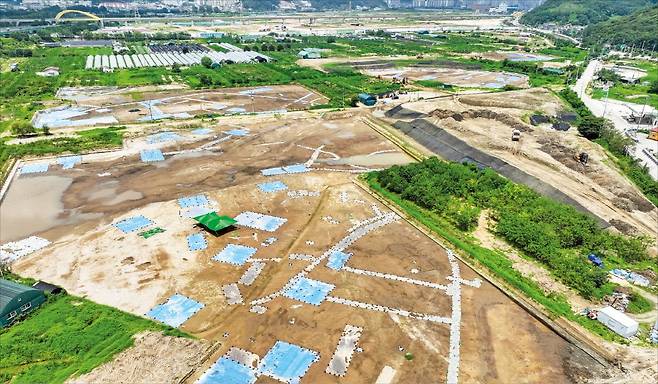 < 3기 신도시 아직도 허허벌판 > 최근 주택 인허가와 착공 실적 저조, 공사비 급등 등으로 주택 공급 부족 우려가 커지자 정부가 신규 유휴지 발굴 등 공급 확대 정책 마련에 나섰다. 오는 11월로 예정됐던 본청약이 연기된 경기 남양주시 진접읍 왕숙 공공주택지구 A1·A2블록 전경. /연합뉴스