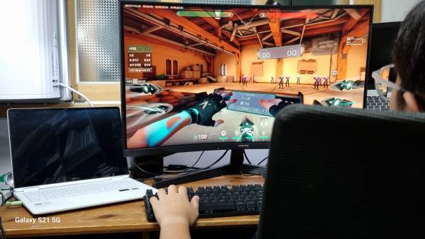 다목적 게이밍 노트북 HP 오멘 14 슬림 본체(왼쪽)와 게이밍 모니터, 키보드, 마우스, 스피커를 연결해 발로란트를 즐기는 모습. 정옥재 기자