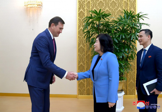 Belarusian Foreign Minister Maxim Vladimirovich Ryzhenkov, left, shakes hands with North Korea's Foreign Minister Choe Son-hui in Pyongyang on Wednesday, in this photo carried by North Korea's official Korean Central News Agency the following day. [YONHAP]