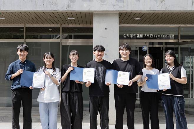 한국컴퓨터정보학회 하계학술대회 우수논문상을 수상한 대구대 컴퓨터정보공학부 학생들이 기념촬영을 하고 있다. 대구대 제공