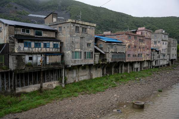 철암천 신설교에서 바라본 이색 까치발 건물.