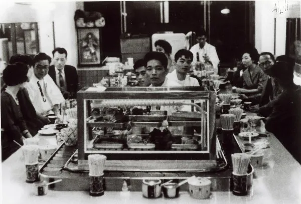 컨베이어 벨트 시스템을 활용한 회전 초밥집의 원조 겐로쿠스시의 초장기 매장 모습. 1호점 개장 이듬해인 1959년에 촬영했다. [사진 출처=겐로쿠스시]