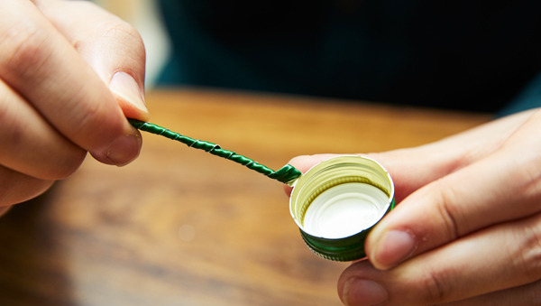소위 ‘병뚜껑 치기’라고 부르는 술자리 게임. 스타크래프트 수준은 아니지만 소주의 탄생과 궤를 같이하는 유구한 역사와 전통, 누구나 한 번쯤은 해봤을 법한 보편성을 고려하면 민속놀이라고 해도 과언이 아니다. [사진 출처=하이트진로]