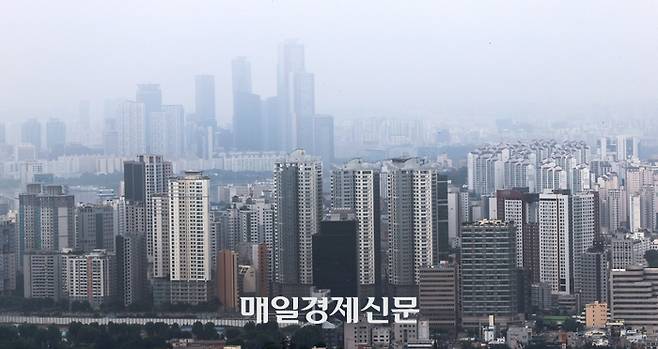 최근 서울 주요 지역을 중심으로 집값이 오르고 거래가 늘어나며 부동산 심리지표 중 하나인 매매거래활발지수도 약 3년 만에 최고치를 기록한 가운데 남산에서 바라본 서울에 주거건물들이 빼곡히 들어서 있다. [이승환기자]
