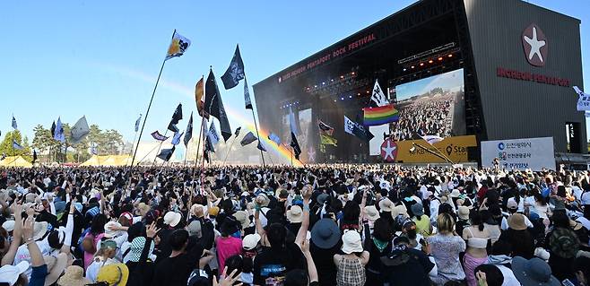 지난해 인천 펜타포트 락 페스티벌 무대를 보기 위해 운집한 관객들. 축제 운영사무국