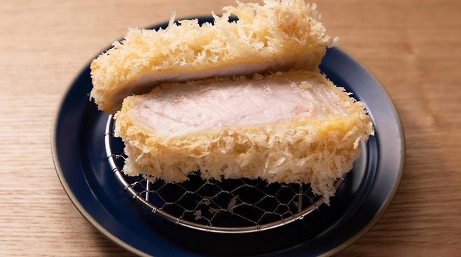 일본 돈가스망은 그물 형태가 일반적이다. 사진은 일본 음식점 소개 사이트 타베로그에서 ‘일본 돈가스 1위’를 차지한 도쿄 소재 음식점 돈카츠 나리쿠라(とんかつ成蔵). [사진 출처=돈카츠 나리쿠라]