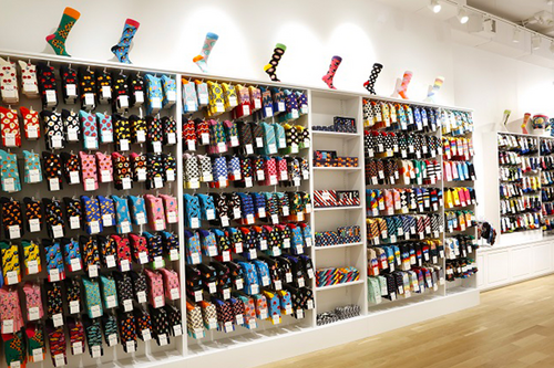양말 전문업체 해피 삭스의 뉴욕 매장. 대부분의 양말이 종이 라벨 방식으로 포장·진열돼 있다. [사진 출처=The Happy Socks]