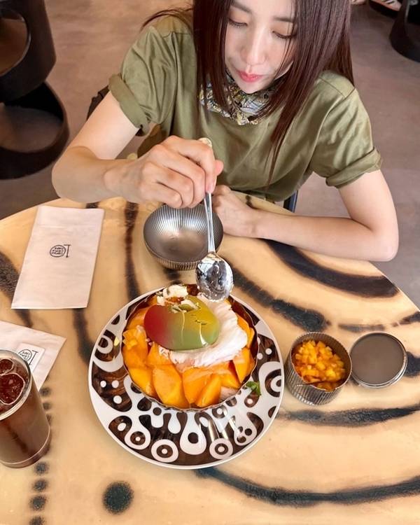 박하선이 대형 빙수 먹방으로 근황을 공개했다./사진=SNS