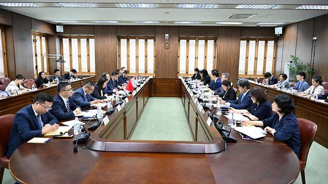 한국과 중국이 24일 서울 종로구 외교부 청사에서 외교차관 전략대화를 개최하고 북한 비핵화 등 한반도 문제 등을 논의했다. / 사진=외교부