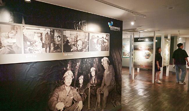 태백 철암역 앞의 철암탄광역사촌의 옛 건물 내부에 전시해놓은 광부들 사진.