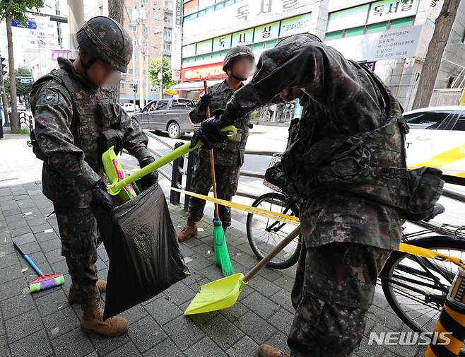 [인천=뉴시스] 전진환 기자 = 북한이 재차 오물풍선을 날려 보낸 지난 24일 오후 인천 부평구 부평고등학교 인근 인도에서 군 장병들이 풍선에서 떨어진 것으로 추정되는 내용물을 수거하고 있다.   2024.07.24. amin2@newsis.com