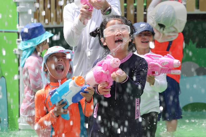 15일 오전 서울 종로구 연지공원에 개장한 연지물놀이터에서 어린이들이 물놀이를 즐기고 있다. 연합뉴스