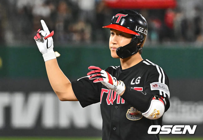 [OSEN=부산, 이석우 기자] 25일 부산 사직야구장에서 2024 신한 SOL 뱅크 KBO 리그 롯데 자이언츠와 LG 트윈스의 경기가 열렸다. 홈팀 롯데는 김진욱이 선발 출전하고 LG 트윈스는 최원태가 선발 출전했다.LG 트윈스 구본혁이 9회초 2사 1,2루 중견수 앞 동점 1타점 안타를 치고 세리머니를 하고 있다. 2024.07.25 / foto0307@osen.co.kr