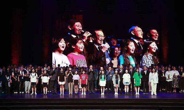 23일 오후 용인포은아트홀에서 열린 제42회 대한민국연극제 용인 폐막식에서 명예대회장인 이순재 배우와 유인촌 문화체육관광부 장관 등이 아이들과 함께 노래하고 있다. 용인시 제공