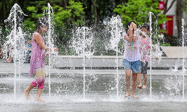 서울 종로구 광화문광장 분수대에서 어린이들이 물놀이를 즐기고 있다. 연합뉴스