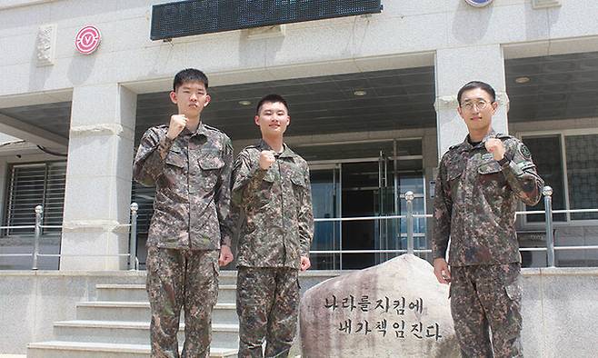 25일 경북 영덕군 제50보병사단 해룡여단에서 장연성 하사(왼쪽부터), 임우석 일병, 차상훈 상사가 불끈 쥔 주먹을 들어보이며 파이팅을 외치고 있다. 제50보병사단 제공