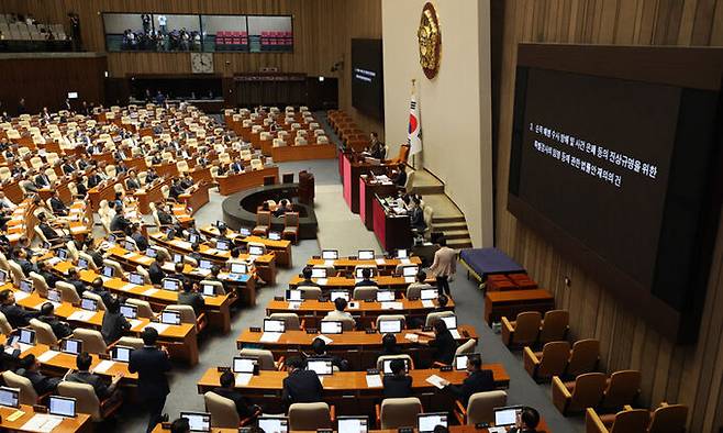 우원식 국회의장이 25일 서울 여의도 국회에서 열린 본회의에서 ''채상병특검법'' 재의결 안건에 대한 무기명 투표 결과를 발표하고 있다. 연합뉴스