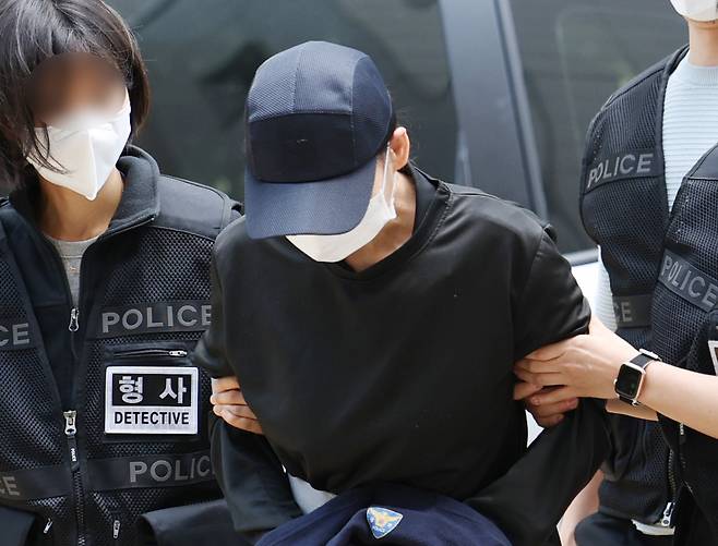 교회에서 온몸에 멍이 든 여고생이 병원 이송 후 숨진 사건과 관련해 학대 혐의를 받는 50대 여성 신도가 5월18일 오후 구속 전 피의자 심문(영장실질심사)을 받기 위해 인천지법으로 들어서고 있다. ⓒ연합뉴스