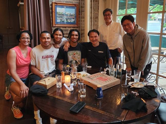 왼쪽부터 재린 스티븐슨의 모친, 문태종, 재린 스티븐슨의 여동생, 재린 스티븐슨, 안준호 감독, 정재용 부회장, 서동철 코치. /서진=대한민국농구협회 제공