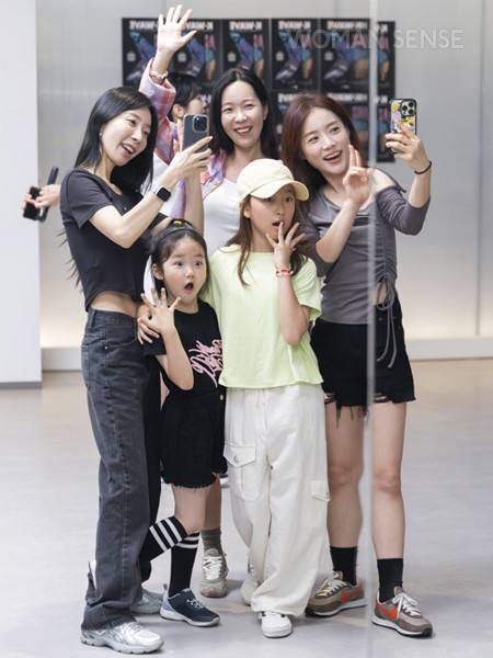 수업 전 모여 사진을 찍는 K-QUEEN과 아이들.