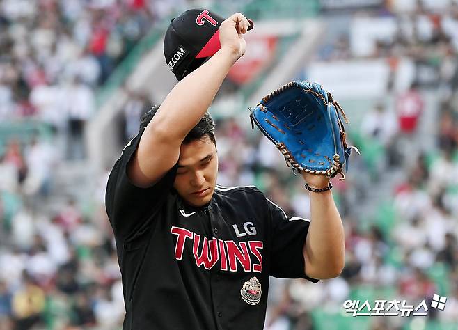 LG 투수 최원태는 25일 사직구장에서 열린 '2024 신한 SOL Bank KBO 리그' 롯데와 주중 3연전 마지막 경기에서 선발 등판했다. 지난 12일 대전 한화전 이후 13일 만에 등판하며 많은 기대를 받았지만, 공 13개 만에 헤드샷 퇴장을 당해 마운드에서 내려갔다. 최종 성적은 ⅓이닝 4실점이다. 엑스포츠뉴스 DB