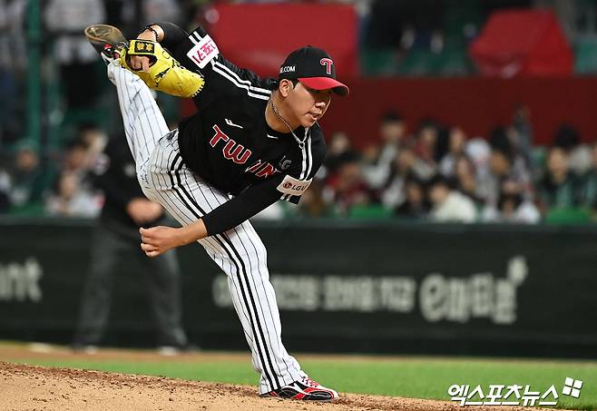 LG 투수 김유영은 25일 사직구장에서 열린 '2024 신한 SOL Bank KBO 리그' 롯데와 주중 3연전 마지막 경기에서 8회말 구원 등판했다. 치명적인 송구 실책을 저지르며 롯데에 리드를 내줬다. 엑스포츠뉴스 DB